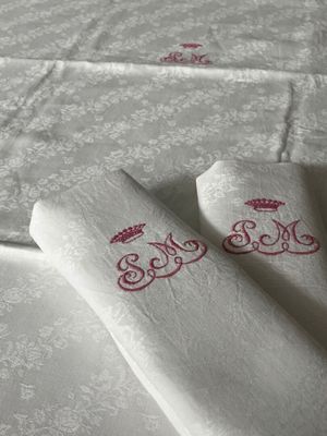 deux serviettes posées sur un lit