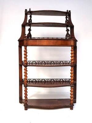 une vieille étagère en bois comportant trois tablettes