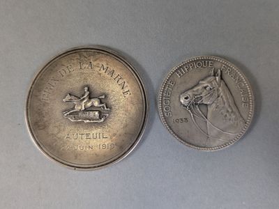 deux pièces d'argent représentant un cheval et son cavalier, posées sur une table