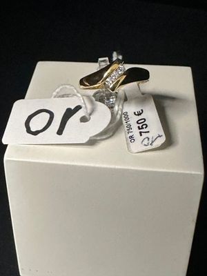 une petite boîte blanche surmontée d'une bague