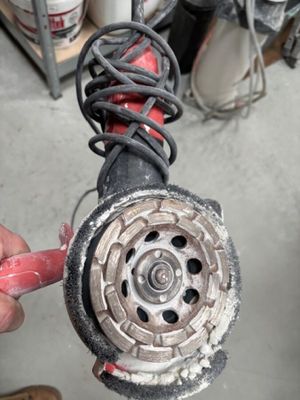 une personne qui tient une machine à la main