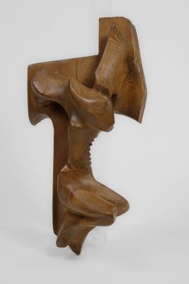 une image représentant une sculpture en bois représentant la tête d'une femme