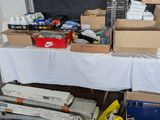 de nombreuses boîtes de fournitures posées sur une table dans une pièce