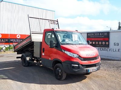 un camion rouge garé devant un bâtiment