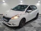 la petite voiture blanche est garée dans le garage sur un sol en damier