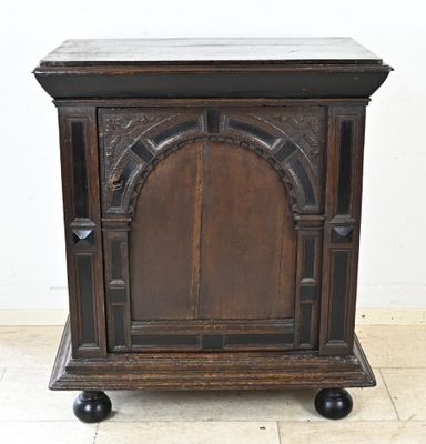 une vieille armoire en bois posée sur un sol en bois dur