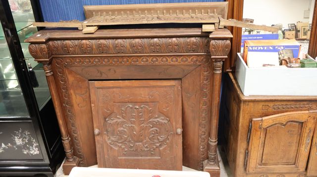 Manteau de cheminée en bois sculpté. 19ème.  H : 121 x 131 x 43