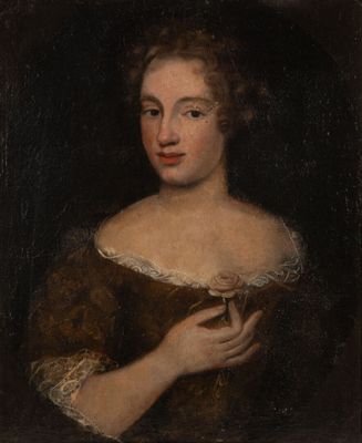 portrait d'une femme en robe marron tenant une fleur