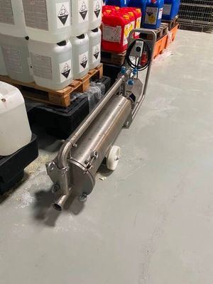 une machine posée par terre à côté de quelques conteneurs