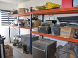 une pièce avec beaucoup d'objets sur les étagères