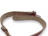 collier de chien en cuir avec une boucle métallique sur fond blanc