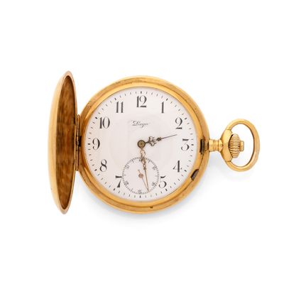 une vieille montre de poche en or sur fond blanc, avec un fond blanc
