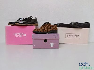 trois paires de chaussures posées sur une boîte
