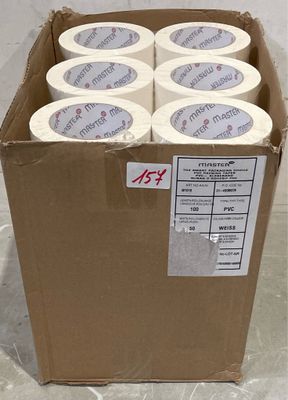 plusieurs rouleaux de papier toilette dans une boîte en carton posée par terre