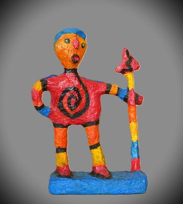 figurine en argile aux couleurs vives représentant un homme muni d'un bâton