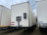 trois camions blancs garés côte à côte sur un parking