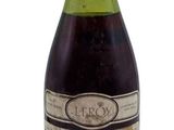 une bouteille de vin posée sur une table