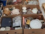 Des cartons contenant des articles variés sont alignés sur le sol d'un magasin