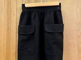 un short noir suspendu à une porte en bois à l'aide d'un cintre en bois