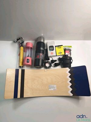 un skateboard et d'autres objets disposés sur une table