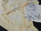 tout un tas de vêtements de toutes sortes posés sur la table