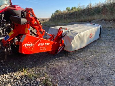 un tracteur rouge avec un sac à l'arrière