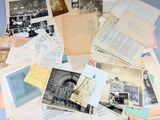 beaucoup de vieilles photos et de vieilles lettres sur la table