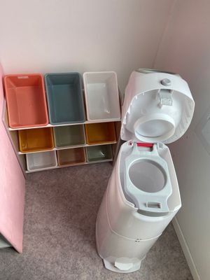 des toilettes blanches situées dans une salle de bains, à côté d'une poubelle
