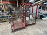 un chariot rouge qui se trouve au milieu d'une pièce