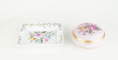 deux petites boîtes ornées de fleurs, placées l'une à côté de l'autre