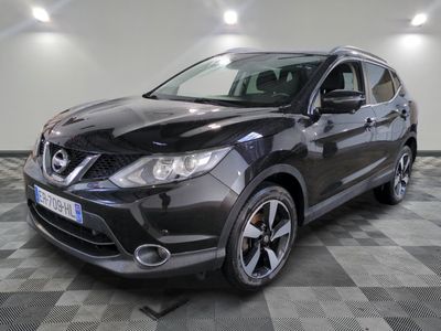 La Nissan QX noire est garée sur un sol à damier.
