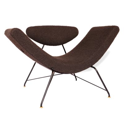 une image représentant une chaise marron aux pieds noirs et à l'assise marron