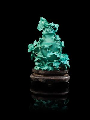 Figurine chinoise en jade sculpté représentant une grenouille et des fleurs, posée sur un socle