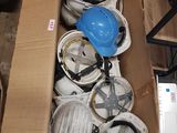 une boîte remplie de casques, dont un casque de chantier