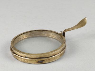une image représentant une bague en or d'où sort une cuillère