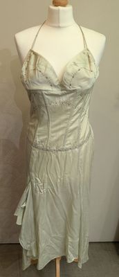 une robe sur un mannequin exposé dans une pièce