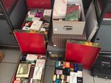 un grand nombre de cartons posés sur le sol