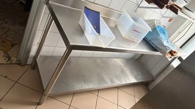 une étagère métallique sur laquelle sont posés tout un tas d'objets