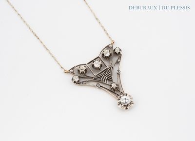 une photo d'un collier en argent orné d'un diamant