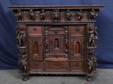 une vieille armoire en bois avec des sculptures sur la façade