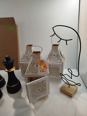 un grand nombre d'objets posés sur une table