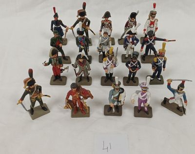 de nombreuses figurines de différentes tailles et couleurs