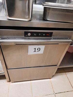 un lave-vaisselle en acier inoxydable posé sur une cuisinière