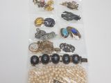un sac contenant des bijoux variés posé sur une table