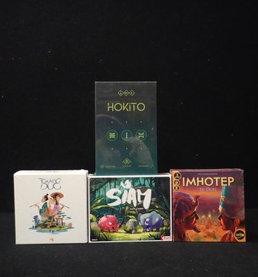 trois livres qui se trouvent l'un à côté de l'autre