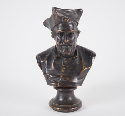 statue of a bust of a man with a hat on his head