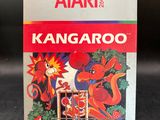 un gros plan sur une boîte de jeux Atari posée sur une table