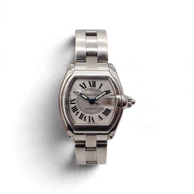 une image représentant une montre-bracelet argentée ornée de chiffres romains