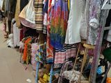 beaucoup de vêtements suspendus à une étagère dans un magasin
