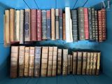 de nombreux livres anciens sur une étagère dans une boîte bleue